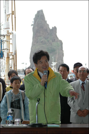 주민들은 그저 흐뭇하기만 합니다. 정동영 의장이 울릉도의 상징인 저동항의 촛대바위를 뒤로 하고 주민들과 대화를 나눈다는 사실에. 